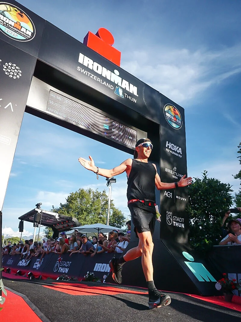 Remo Tenisch beim Zieleinlauf am Ironman Thun 2025