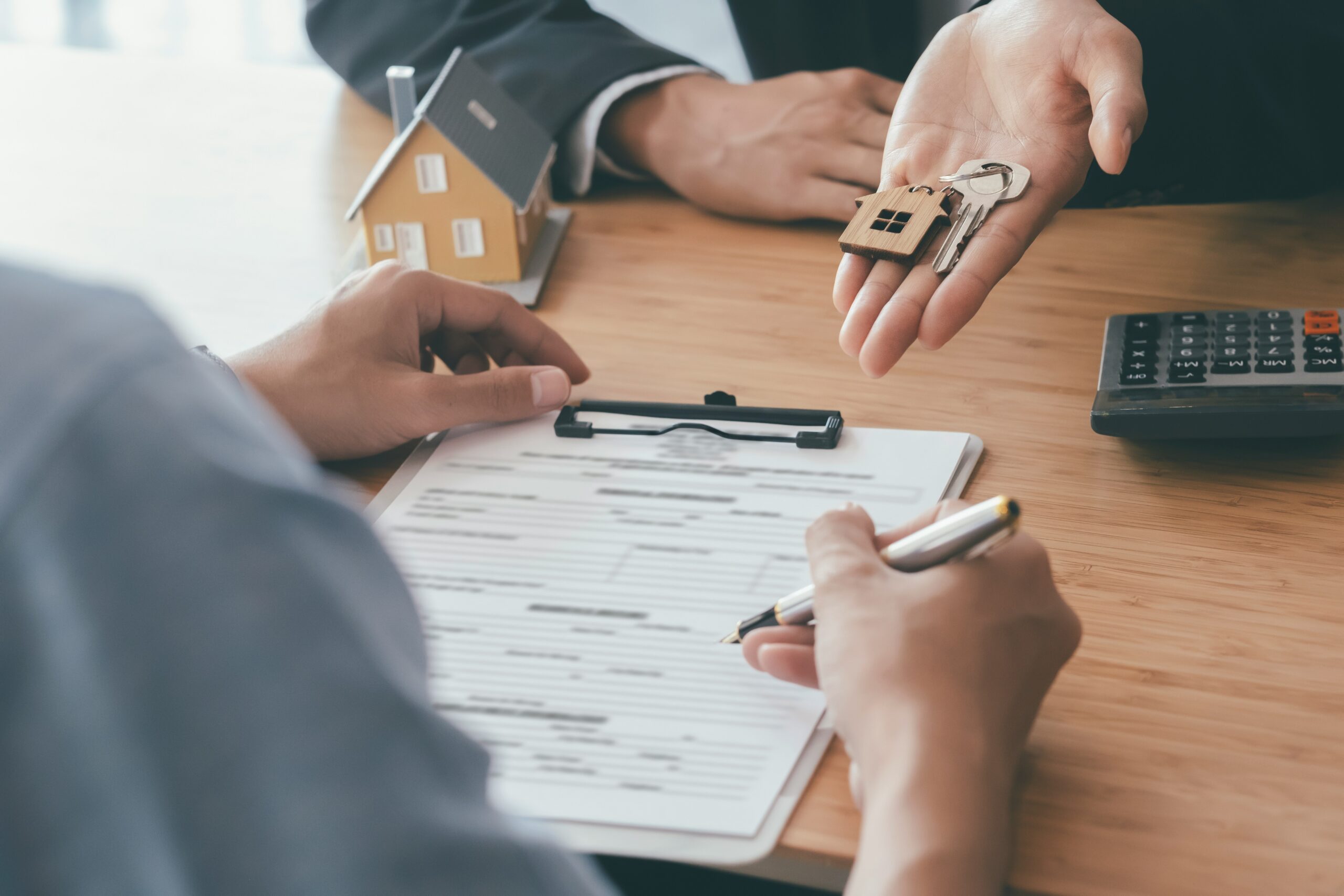 Unterlagen und Schlüssel beim Immobilienverkauf