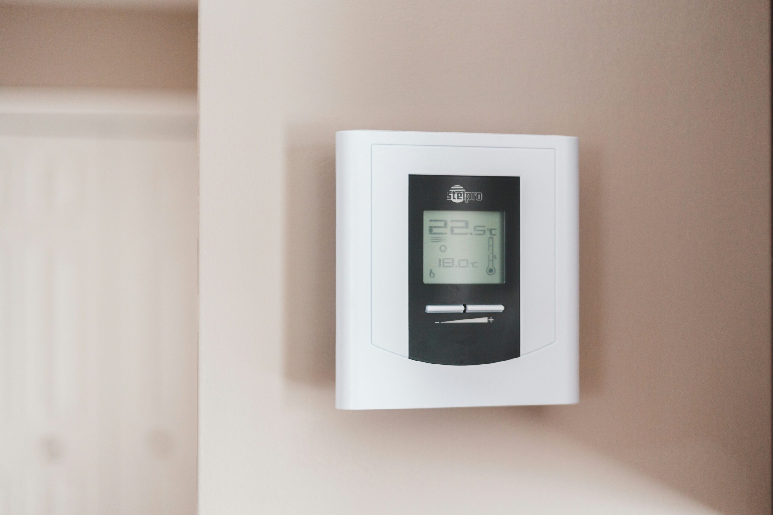 Digitaler Heizungsregler an einer Wohnungswand